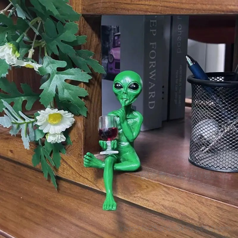 Divertida Estatua de Extraterr - Wine Beer Garden reseña y precio